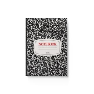 Puede incluir: Cuaderno de composición blanco y negro con una etiqueta blanca que dice "NOTEBOOK" en letras rojas.