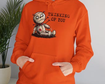 Voodoo Doll Hoodie: Twisted Humor, Spooky Macabre, Unisex Passform
