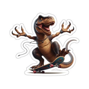 Puede incluir: Una pegatina con un T-Rex de dibujos animados montando en monopatín. El dinosaurio es marrón y beige con la boca abierta y los brazos extendidos. El monopatín es azul con ruedas rojas.