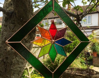Panel artístico de atrapasol de vitrales de cobre de color verde con estrellas arcoíris