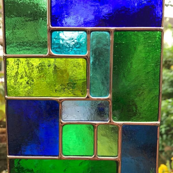 Panneau de vitrail. Attrape-soleil bleu et vert, décoration abstraite de fenêtre suspendue couleur cuivre, décoration artistique géométrique de jardin CRhodesGlassArt