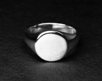 THE SIGNET - Sterling Silver Signet Ring, Men&#39;s Classic Ring, Handcrafted Crest Ring, Engraved Silver Ring, Unisex Design, Timeless Ring