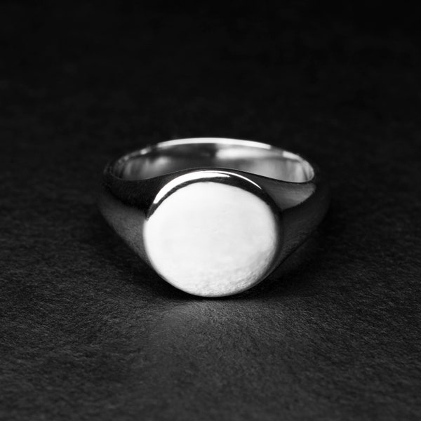 THE SIGNET - Sterling Silver Signet Ring, Men's Classic Ring, Handcrafted Crest Ring, Engraved Silver Ring, Unisex Design, Timeless Ring