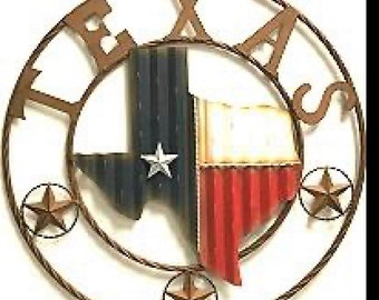 Op de afbeelding: Een metalen wanddecoratie in de vorm van Texas met een rood, wit en blauw ontwerp. De omtrek van de staat is omgeven door een cirkelvormig frame met het woord "TEXAS" in grote letters. Vier sterren zijn rond de omtrek van de staat geplaatst.
