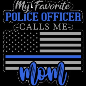 Puede incluir: Una bandera estadounidense azul y blanca con una fina l&iacute;nea azul en el medio. El texto "My Favorite Police Officer Calls Me Mom" est&aacute; por encima de la bandera.
