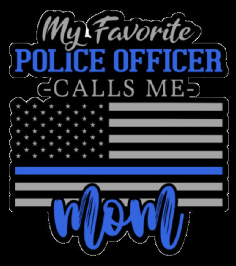 Puede incluir: Una bandera estadounidense azul y blanca con una fina l&iacute;nea azul en el medio. El texto "My Favorite Police Officer Calls Me Mom" est&aacute; por encima de la bandera.