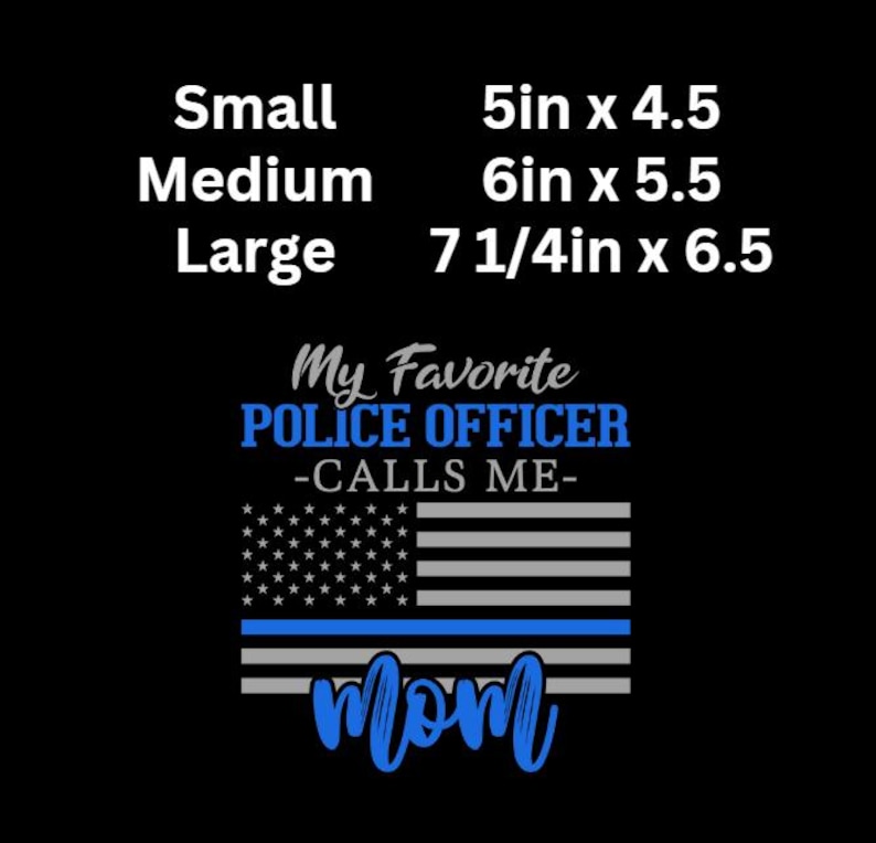 Puede incluir: Una camiseta negra con un dise&ntilde;o de bandera estadounidense azul y blanca con una fina l&iacute;nea azul. El texto "My Favorite Police Officer -Calls Me- mom" est&aacute; impreso en la camiseta. La camiseta est&aacute; disponible en tallas S, M y L. La S mide 5 pulgadas por 4,5 pulgadas, la M mide 6 pulgadas por 5,5 pulgadas y la L mide 7 1/4 pulgadas por 6,5 pulgadas.