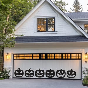Puede incluir: Una puerta de garaje blanca con seis siluetas negras de calabazas talladas. La puerta del garaje forma parte de una casa blanca con tejado y molduras negras. La casa tiene una ventana y dos apliques, con tem&aacute;tica de Halloween.
