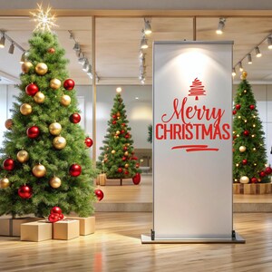 K&ouml;nnte beinhalten: Ein wei&szlig;es Banner mit dem Text "Merry Christmas" in roten Buchstaben, &uuml;ber dem Text ein stilisierter roter Weihnachtsbaum. Das Banner steht vor einem geschm&uuml;ckten Weihnachtsbaum mit roten und goldenen Kugeln. Im Hintergrund befinden sich weitere Weihnachtsb&auml;ume.