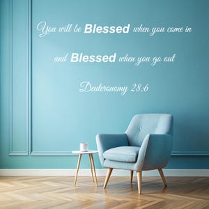 Pu&ograve; includere: Una poltrona blu con una parete bianca dietro. La parete ha una citazione bianca che recita "You will be Blessed when you come in and Blessed when you go out Deuteronomy 28:6".