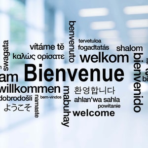 Może przedstawiać: Chmura słów z wyrazem "Bienvenue" w środku, otoczona słowami oznaczającymi "witaj" w różnych językach, w tym angielskim, francuskim, hiszpańskim, niemieckim, włoskim, japońskim i innych.