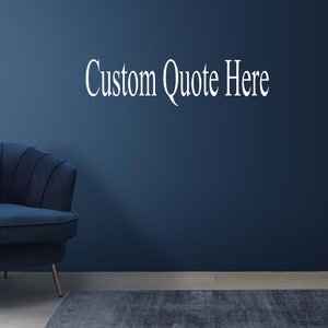 Può includere: Una poltrona in velluto blu con gambe dorate si trova di fronte a un muro blu scuro con il testo "Custom Quote Here" scritto in bianco. Una pianta in vaso è su un supporto dorato a destra della poltrona.