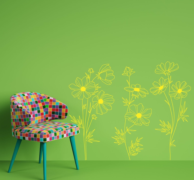 K&ouml;nnte beinhalten: Ein bunter Patchwork-Stuhl steht vor einer gr&uuml;nen Wand mit einem gelben Blumendesign. Das Design zeigt mehrere stilisierte Kosmosblumen.