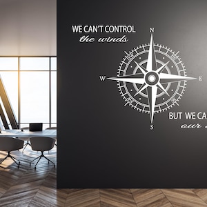 Op de afbeelding: Een zwart-witte kompas met de tekst "WE CAN'T CONTROL the winds BUT WE CAN ADJUST our sails" op een zwarte achtergrond.