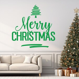 K&ouml;nnte beinhalten: Eine wei&szlig;e Wand mit einem gr&uuml;nen Weihnachtsbaum-Design und den Worten "Merry Christmas" in gr&uuml;ner Schrift. Ein geschm&uuml;ckter Weihnachtsbaum steht in der Ecke des Raumes.