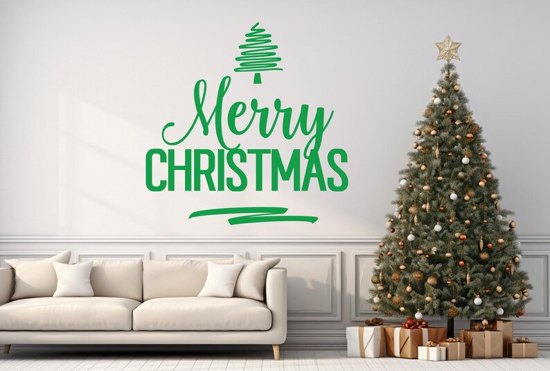 K&ouml;nnte beinhalten: Eine wei&szlig;e Wand mit einem gr&uuml;nen Weihnachtsbaum-Design und den Worten "Merry Christmas" in gr&uuml;ner Schrift. Ein geschm&uuml;ckter Weihnachtsbaum steht in der Ecke des Raumes.