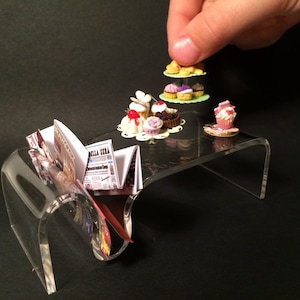 Sitting table with plexiglass plexiglass holder hot-folded scale 1/ 12