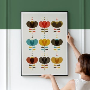 Póster artístico con estampado floral retro gráfico colorido para una decoración del hogar moderna y escandinava de mediados de siglo con estampado de flores escandinavas folklóricas maximalistas.