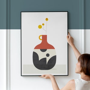 Póster de jarrón de cerámica minimalista moderno de mediados de siglo en rojo y gris, arte de pared con ilustración floral retro gráfica para un hogar de diseño nórdico.