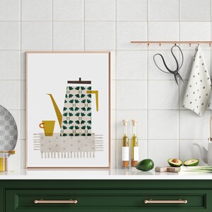 Può includere: Una stampa incorniciata di un'illustrazione stilizzata di una caffettiera con motivo verde e bianco con una tazza gialla su un tappeto beige.