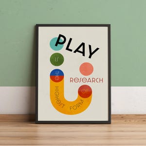 Einstein Zitat Art Print – "Spiel ist die höchste Form der Forschung" – Farbenfrohe geometrische abstrakte Wandkunst – modernes Inspirationsposter