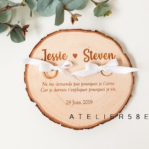 Puede incluir: Una caja de madera para anillos con los nombres "Jessie" y "Steven" grabados. La caja está decorada con una cinta blanca y dos anillos de oro. El texto "Ne me demande pas pourquoi je t'aime Car je devrais t'expliquer pourquoi je vis. 29 Juin 2019 ATELIER58E" también está grabado en la caja.