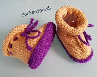 gestrickte Babyschuhe 0-3 Monate-sonnengelb/lila handgestrickte Babyschühchen Babybooties Strickschuhe mit Kordel Mädchenschuhe Taufgeschenk