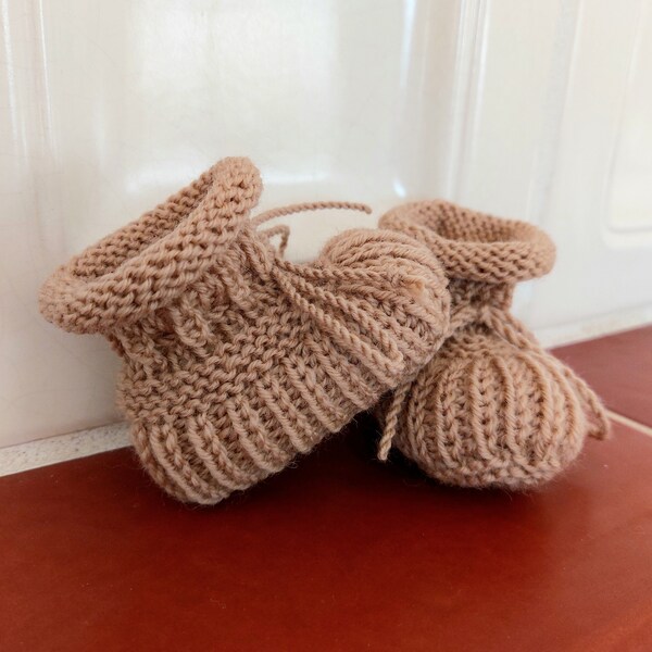 beige Babyschuhe 0-3 Monate mit Kordel Babybooties Babyschühchen Babygeschenk Geschenk zur Geburt GeschenkTaufe Strickschühchen Babyschuhe