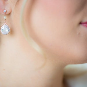 Bridal earrings in crystal and dangling pearls. Cali. Bridal earrings in the shape of drops. image 4