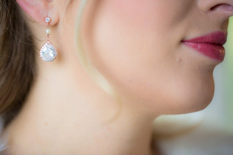 Bridal earrings in crystal and dangling pearls. Cali. Bridal earrings in the shape of drops. image 4