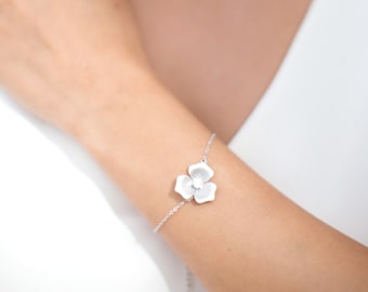 Bracelet mariée Fleurs. Macéline. Bracelet argenté idéal cadeau demoiselle d'honneur.