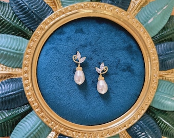 Boucles d'oreilles de mariée perles gouttes et fleurs. Kate. Bijoux mariage idéal cadeau demoiselle d'honneur avec des perles et fleur.