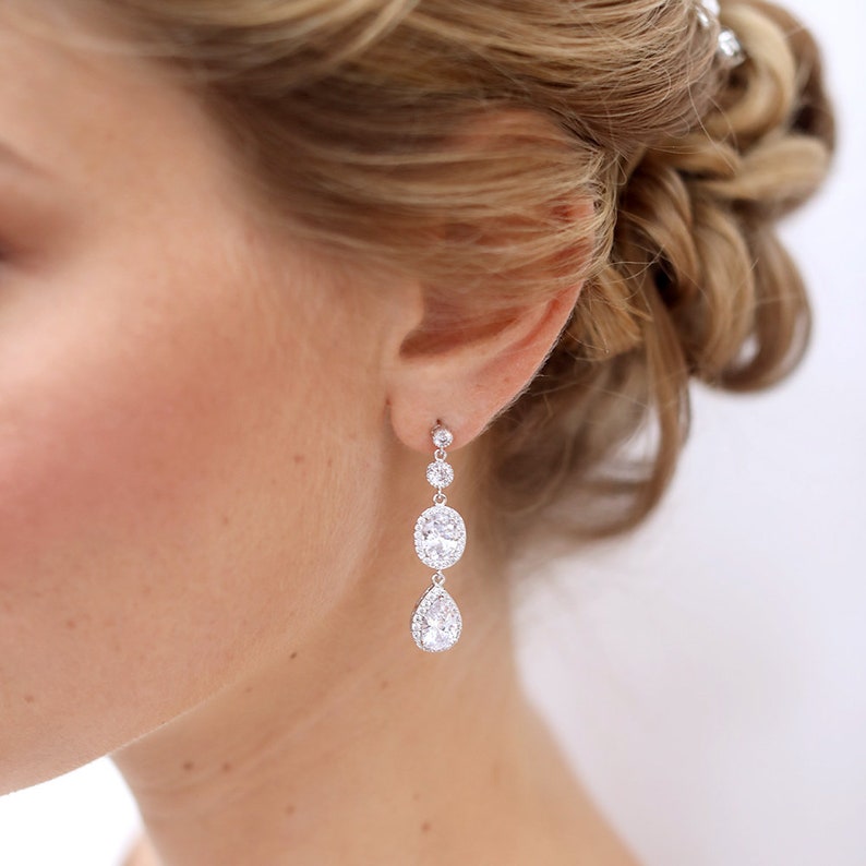 Boucles d'oreilles mariée, Morgane, Boucles d'oreilles pendante diamants, boucles d'oreilles mariée strass argentées, image 1