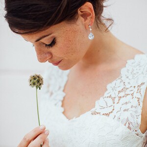 Bridal earrings in crystal and dangling pearls. Cali. Bridal earrings in the shape of drops. image 8