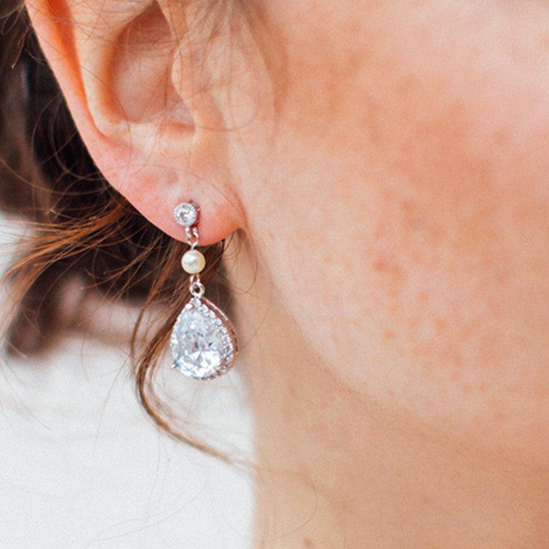 Bridal earrings in crystal and dangling pearls. Cali. Bridal earrings in the shape of drops. image 7