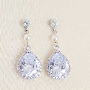 Bridal earrings in crystal and dangling pearls. Cali. Bridal earrings in the shape of drops. image 2