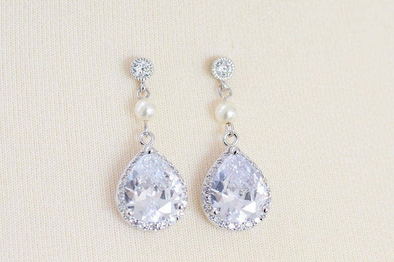 Bridal earrings in crystal and dangling pearls. Cali. Bridal earrings in the shape of drops. image 2