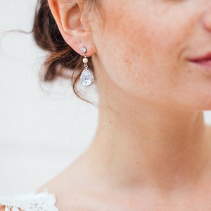 Bridal earrings in crystal and dangling pearls. Cali. Bridal earrings in the shape of drops. image 6