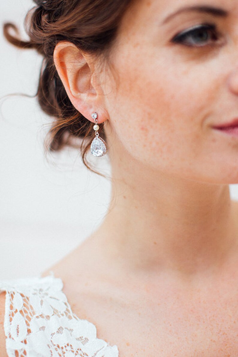 Bridal earrings in crystal and dangling pearls. Cali. Bridal earrings in the shape of drops. image 6