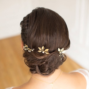 Bridal bun picks, Chloé, Wedding picks, romantic wedding hairstyle, boho bridal hairstyle, golden bun picks, leaf bun picks