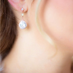 Bridal earrings in crystal and dangling pearls. Cali. Bridal earrings in the shape of drops. image 9