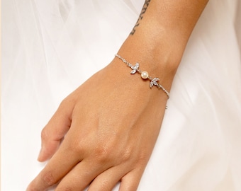 Flower and pearl bridal bracelet. Kate, Boho bridal bracelet with pearls and rhinestones.
