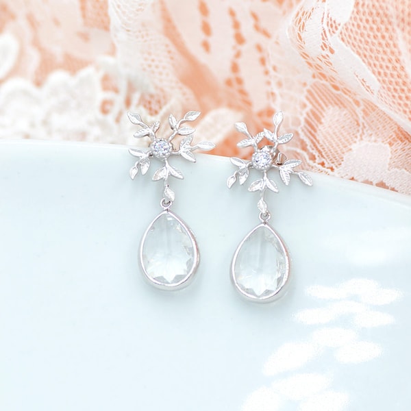 Boucles d'oreilles mariée flocon et gouttes. Vivi. Boucles d'oreilles mariée flocon de neige hiver.