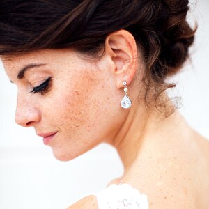 Bridal earrings in crystal and dangling pearls. Cali. Bridal earrings in the shape of drops. image 5