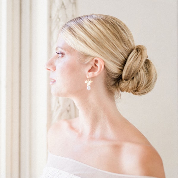 Boucles d'oreilles mariée perles, Synthia, Bijoux mariage perle, Boucles D'oreilles de mariage bohème, avec feuilles d'orchidées. Rose gold