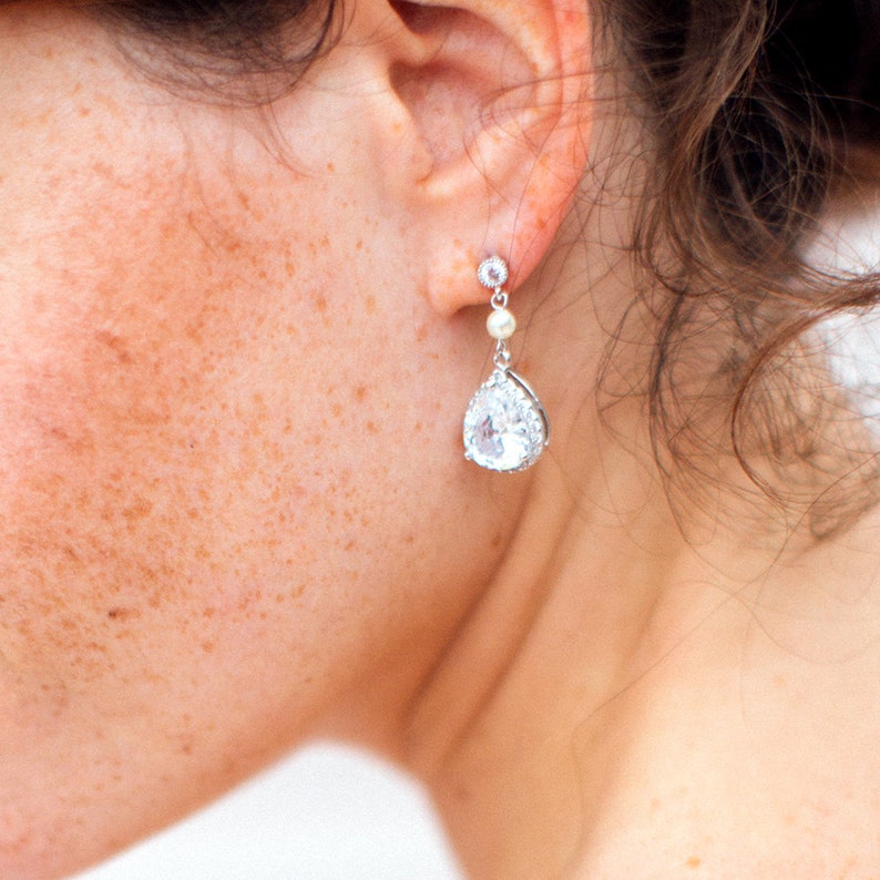 Bridal earrings in crystal and dangling pearls. Cali. Bridal earrings in the shape of drops. image 1