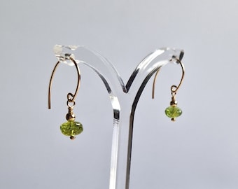 Pendientes colgantes de peridoto: piedra de nacimiento de agosto, chapados en oro o plata de ley