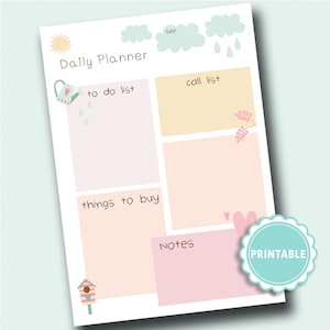 Puede incluir: Un planificador diario imprimible con una combinación de colores pastel. El planificador incluye secciones para listas de tareas, listas de llamadas, cosas para comprar y notas. Los elementos decorativos incluyen una regadera, nubes, un sol y una pajarera. La palabra "PRINTABLE" está en una insignia turquesa.
