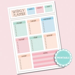 Puede incluir: Un planificador semanal en colores pastel con secciones para cada día de la semana, incluyendo de lunes a domingo. El planificador tiene una sección para notas y un sello "Imprimible". La parte superior del planificador tiene secciones para semana, mes y año.