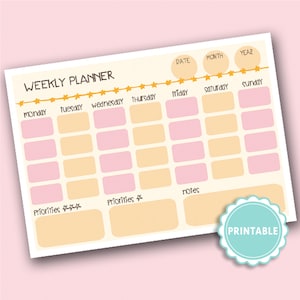 Puede incluir: Un planificador semanal imprimible con un fondo beige claro. El planificador presenta casillas rosas y melocotón para cada día de la semana, con secciones para prioridades y notas. El texto "WEEKLY PLANNER" está en la parte superior, con "PRINTABLE".